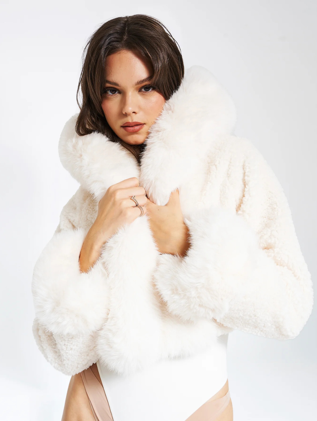 Sofia™ | Plüsch Faux Fur Mantel mit Kapuze